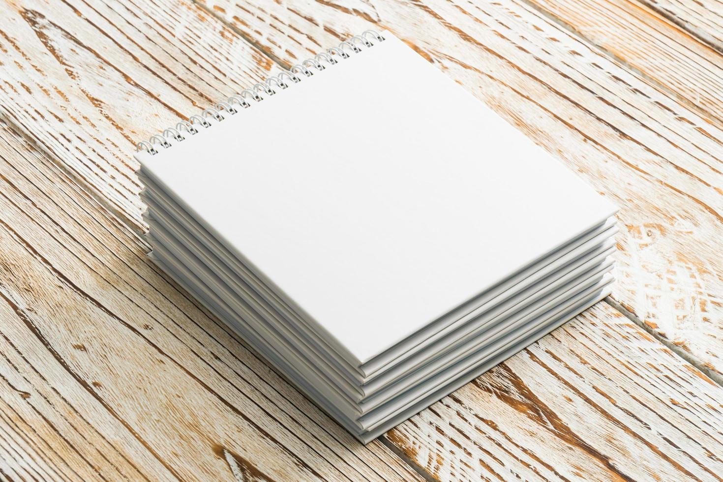 cadernos em branco sobre fundo de madeira foto