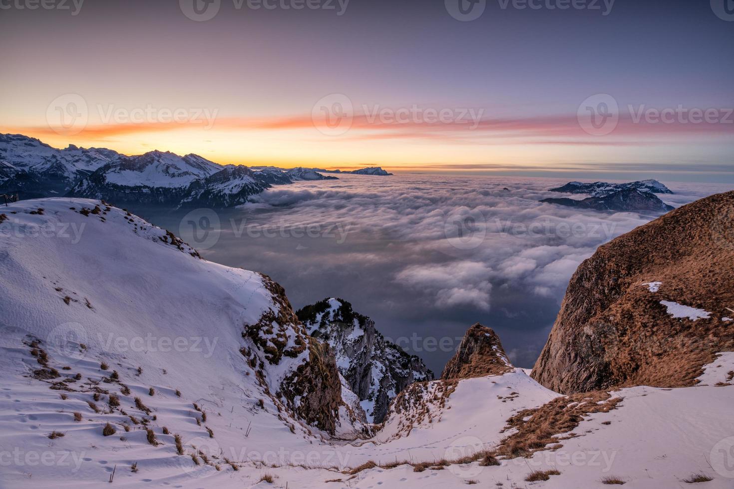 roxa inverno panorama em topo do uma montanha depois de pôr do sol foto