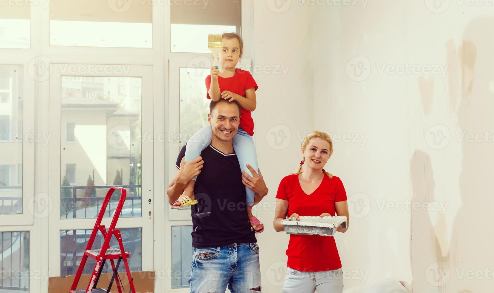 sorridente jovem amoroso família posando dentro seus Novo casa, deslocalização e casa melhoria conceito foto