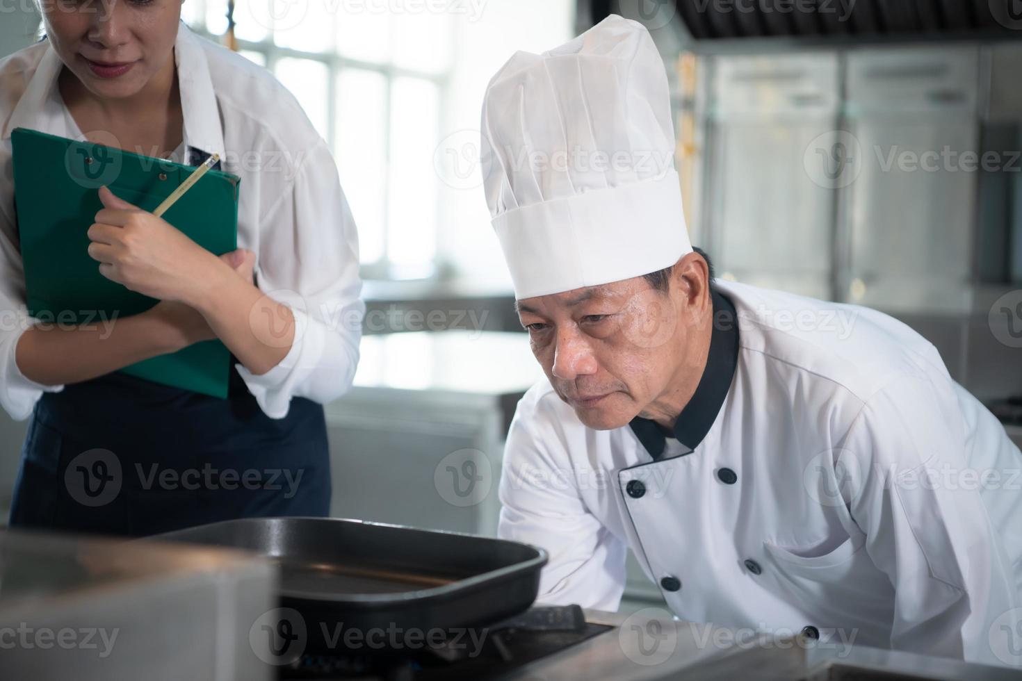 a chefe de cozinha tem para ao controle a calor do a fogão somente certo para grade a bife tão este a maturação do a carne é de acordo com para a clientes desejo foto