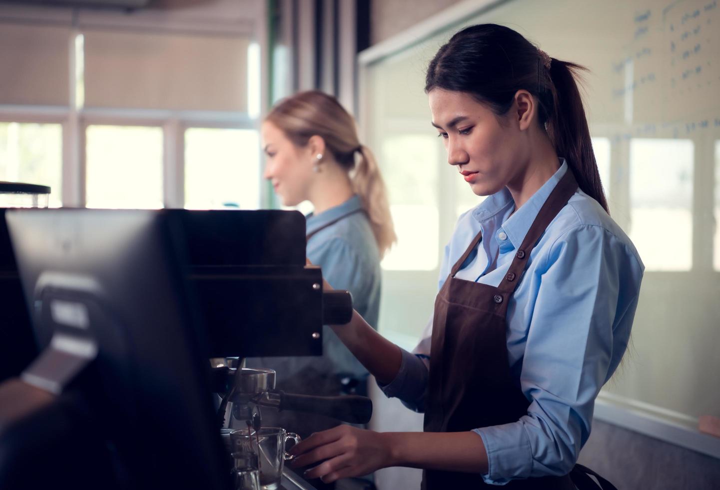 a café fazer compras o negócio traz alegria, diversão, e orgulho para jovem pessoas quem desejo para gerir seus próprio negócios. foto