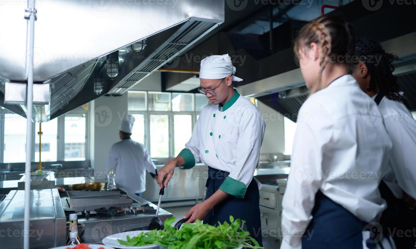 jovem chefe de cozinha, universidade professor é passagem em a conhecimento do cozinhando para alunos foto