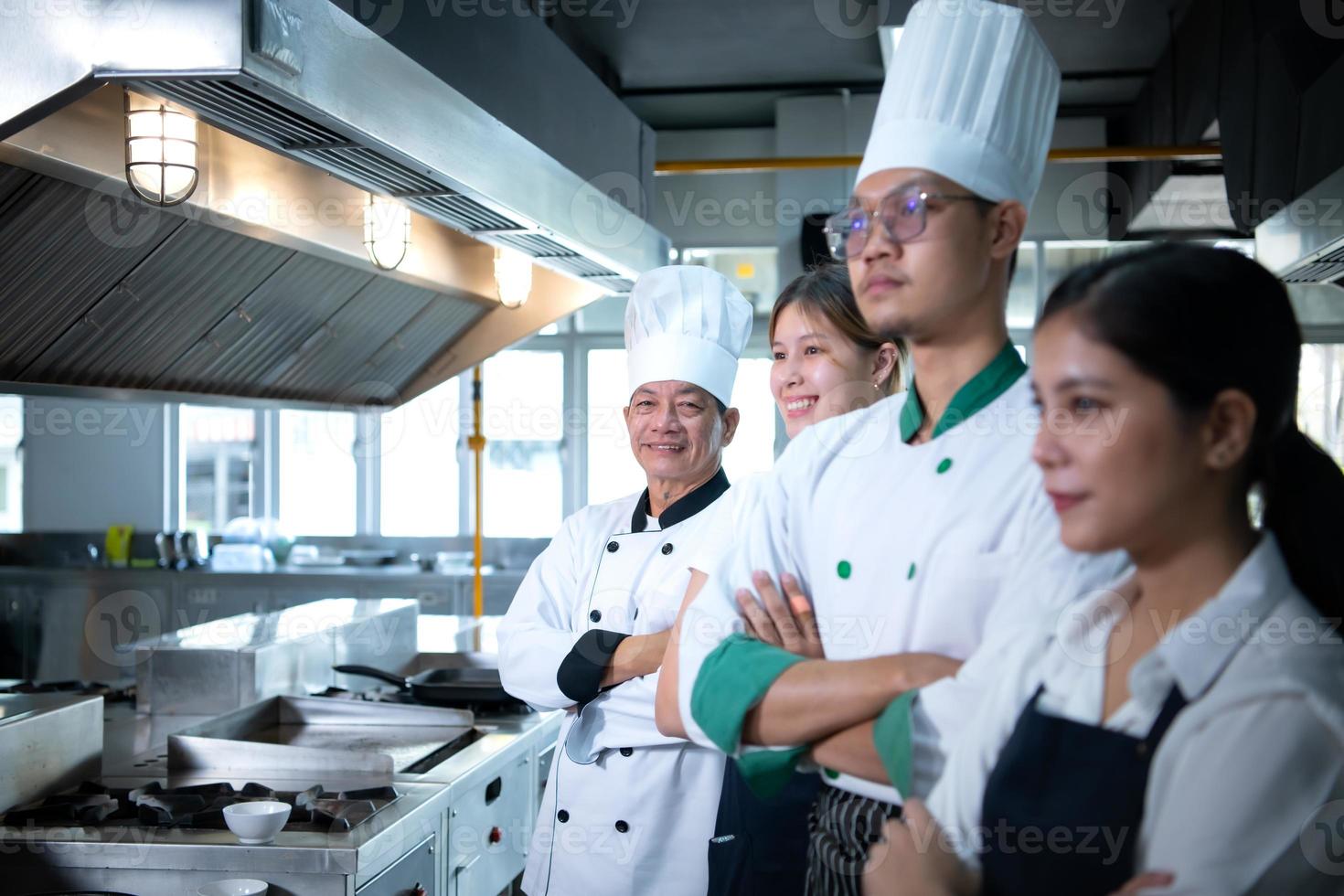 retrato do uma grupo do chefs e culinária alunos dentro a culinária do instituto cozinha. foto