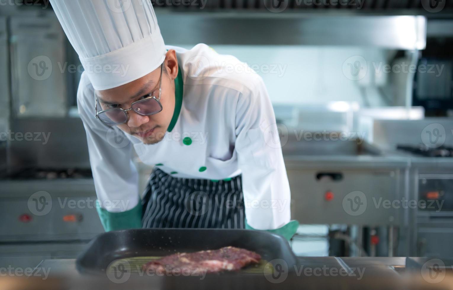 profissional chefe de cozinha quem especializado dentro bem carnes a bife este é servido para a cliente é inquestionavelmente delicioso. foto