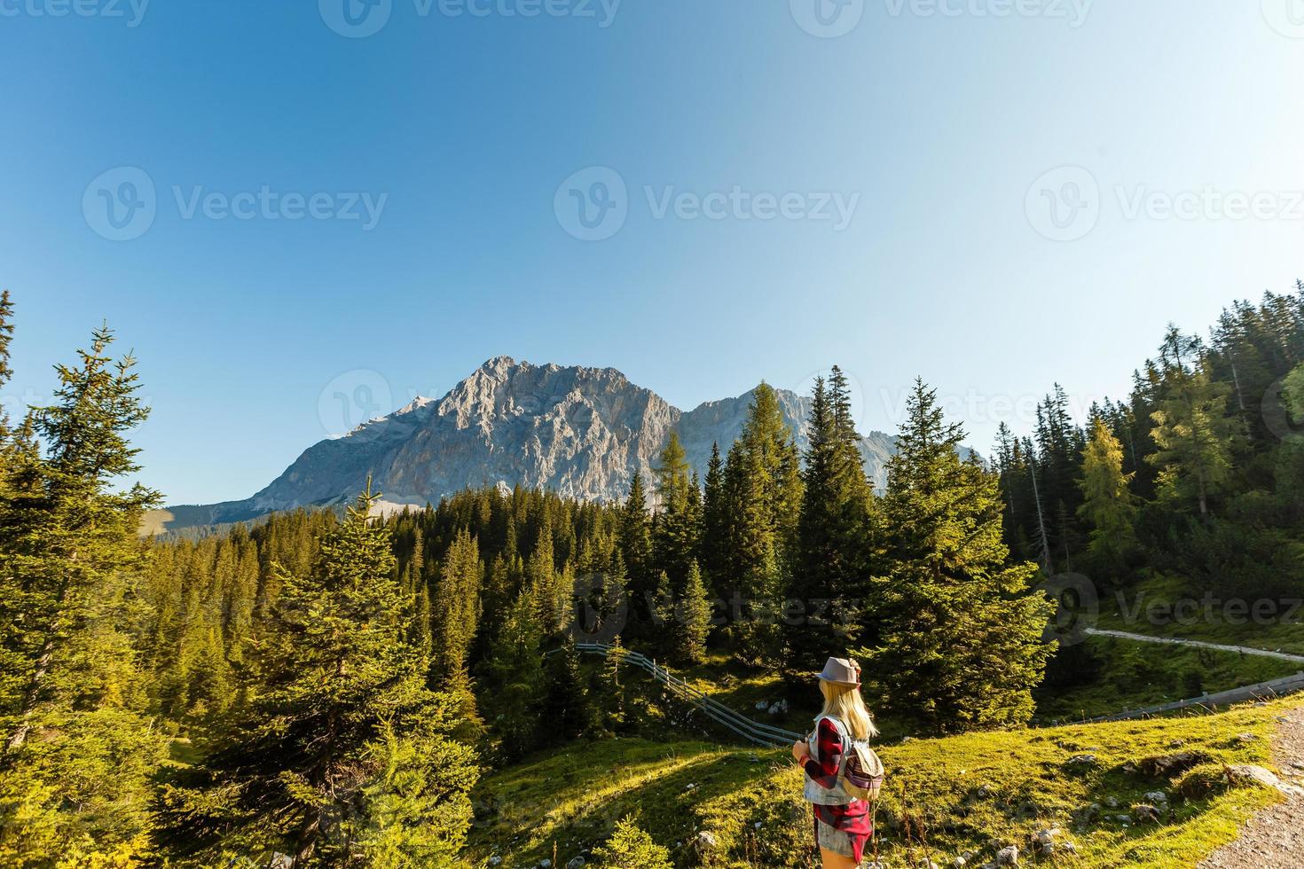 mulher desfrutando beleza do natureza olhando às montanha. aventura viagem, Europa. mulher carrinhos em fundo com Alpes. foto