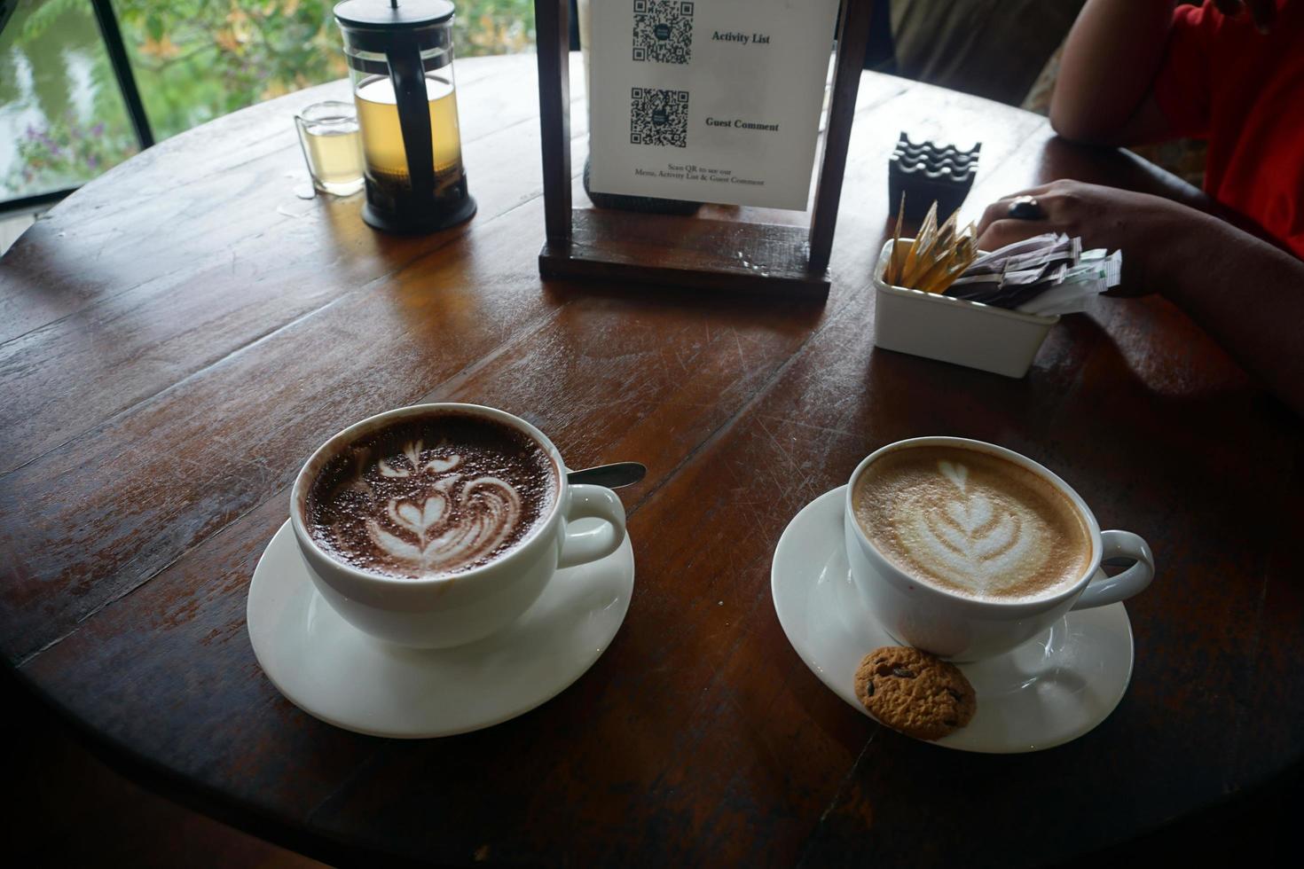 quente café com leite café em de madeira mesa foto