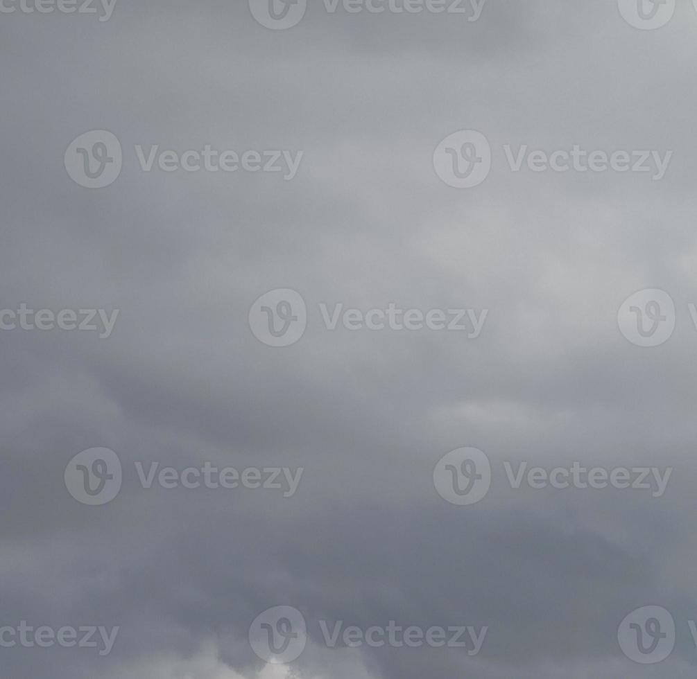 nuvens dentro a céu Como uma fundo, mau clima, sobre para chuva foto