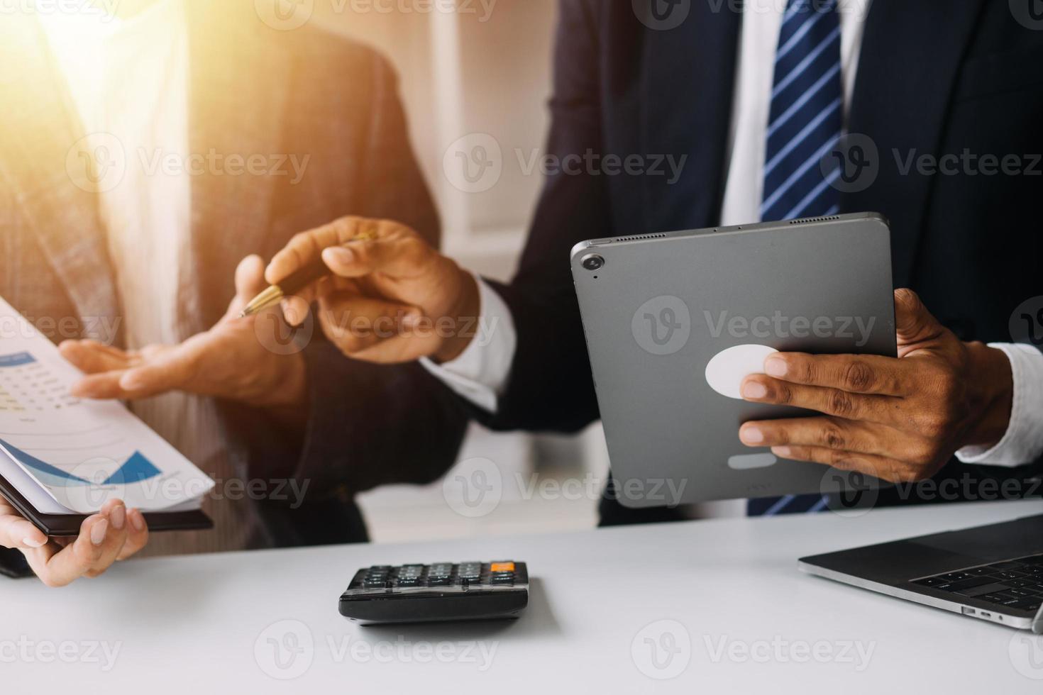 analistas financeiros analisam relatórios financeiros de negócios em um projeto de investimento de planejamento de tablet digital durante uma discussão em uma reunião de empresas mostrando os resultados de seu trabalho em equipe bem-sucedido. foto