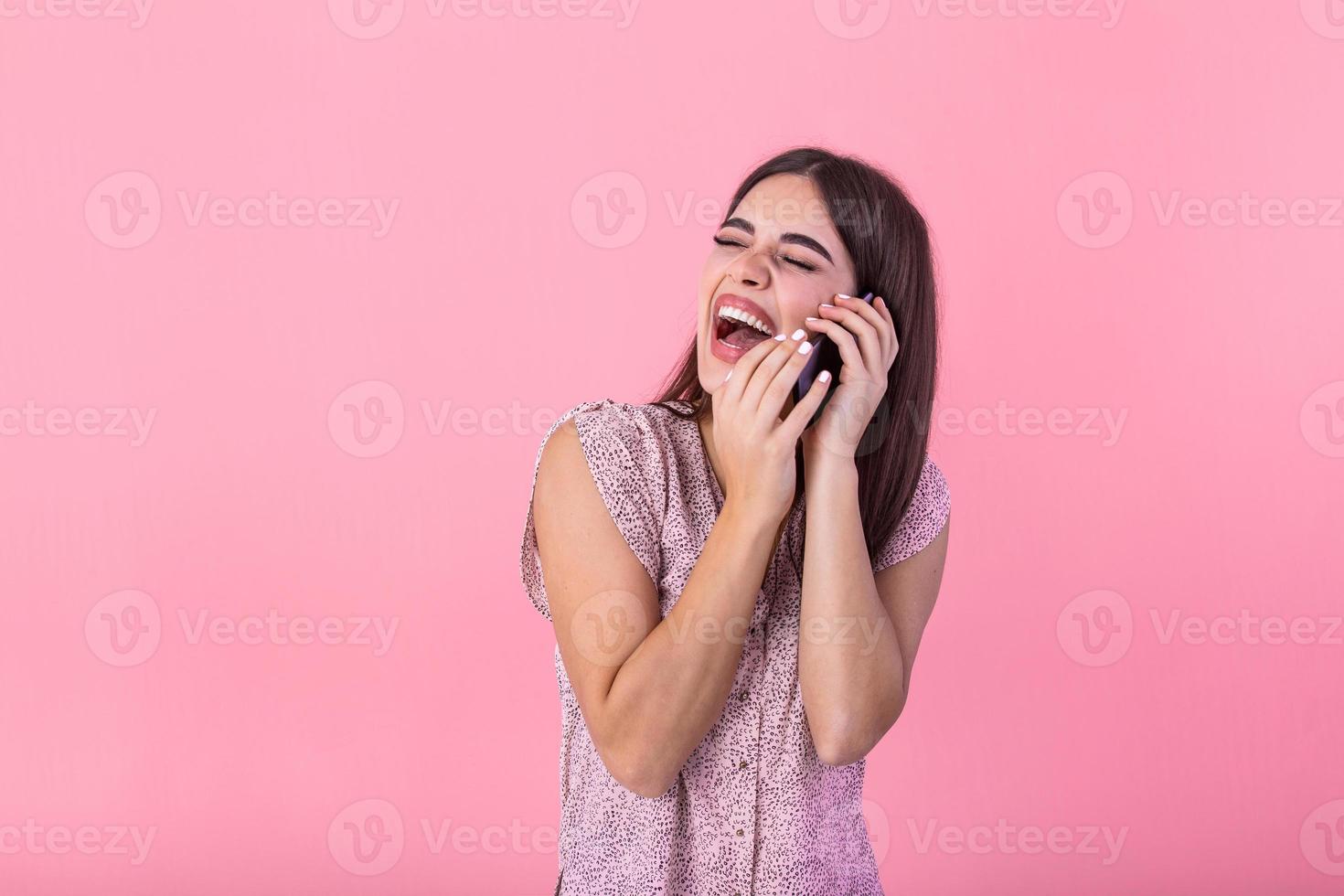 meninas faz selfie dentro a espelho. amigos ou irmãs. mulheres levando  cenário foto do ela mesma em Smartphone. moda, social meios de comunicação  conceito. plano esboço estilo. vetor ilustração 27505030 Vetor no