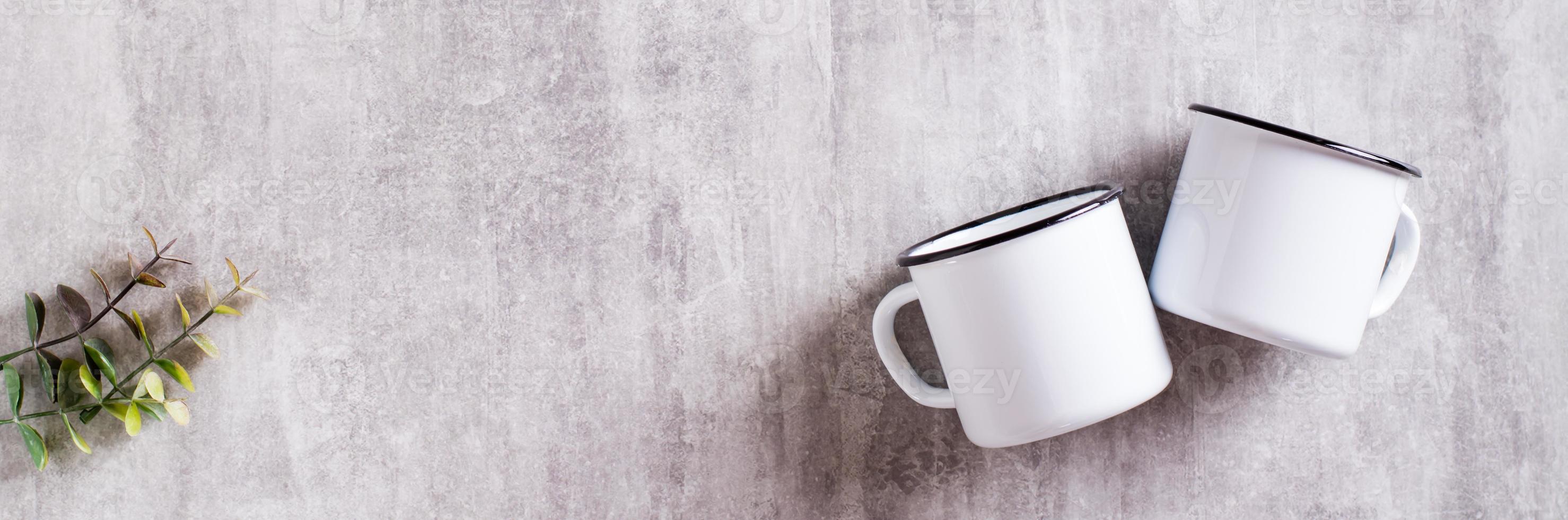 branco esvaziar metal caneca em cinzento fundo para rede bandeira. topo Visão foto