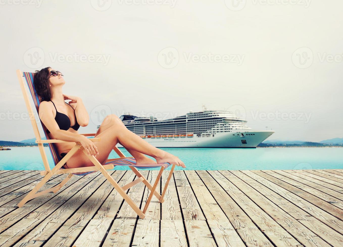 mulher em uma cruzeiro período de férias foto