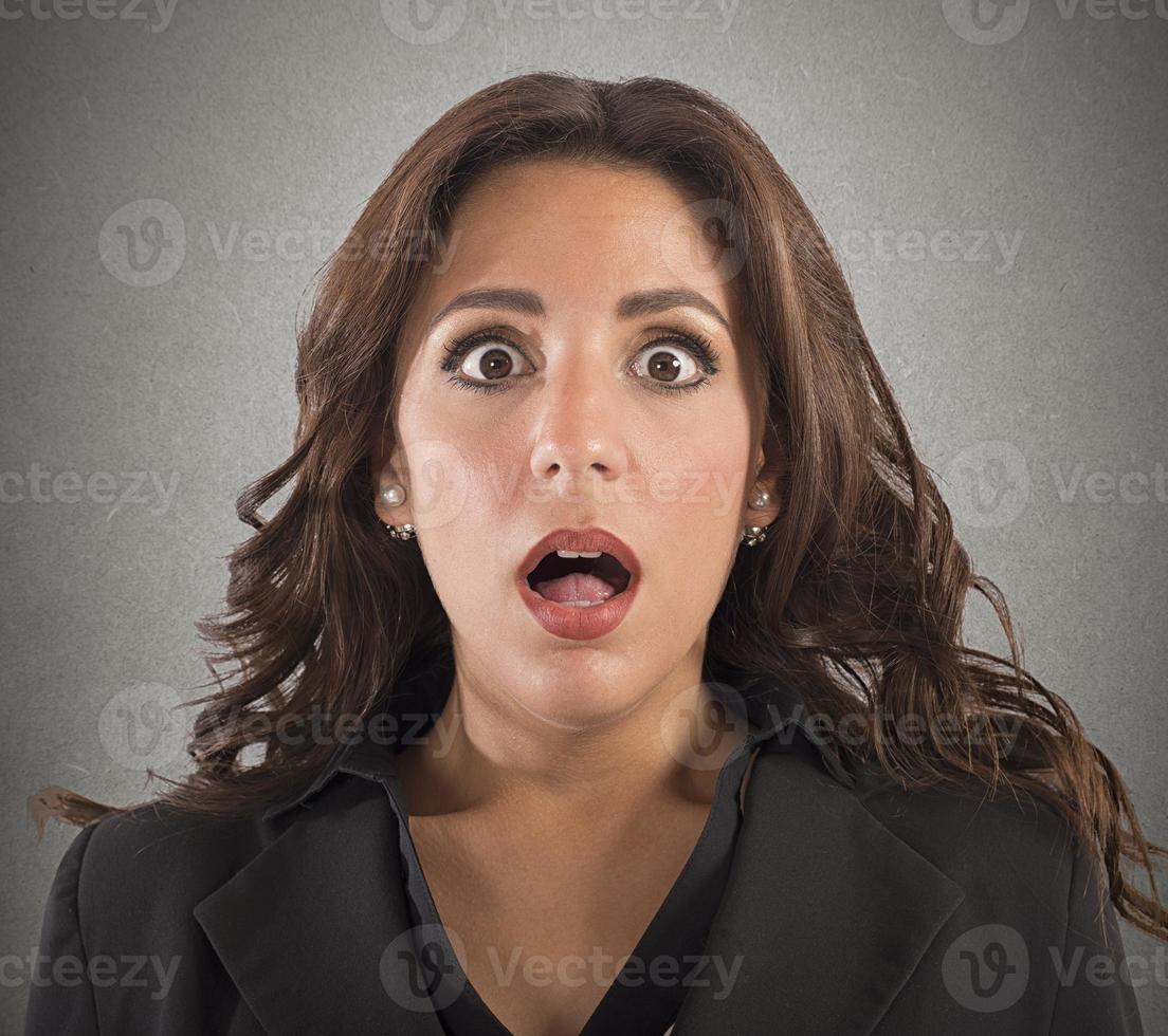 mulher com chocado expressão foto