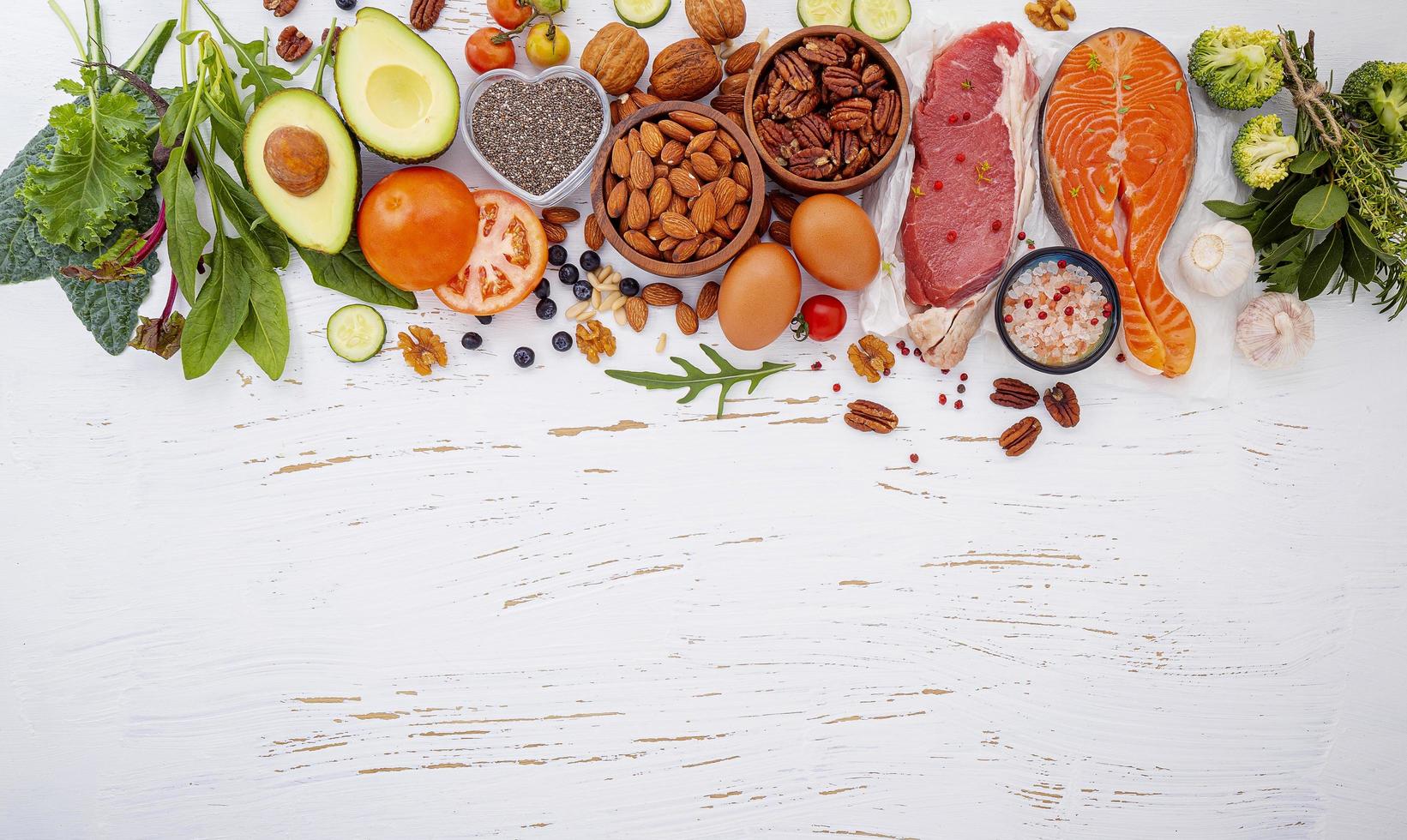 alimentos frescos e espaço de cópia em um fundo branco surrado foto