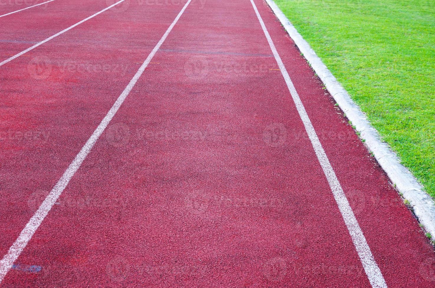 corrida rastrear e verde grama, direto atletismo corrida rastrear às esporte estádio foto