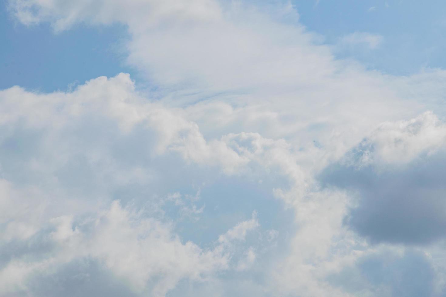 nuvens do céu em fundo azul foto