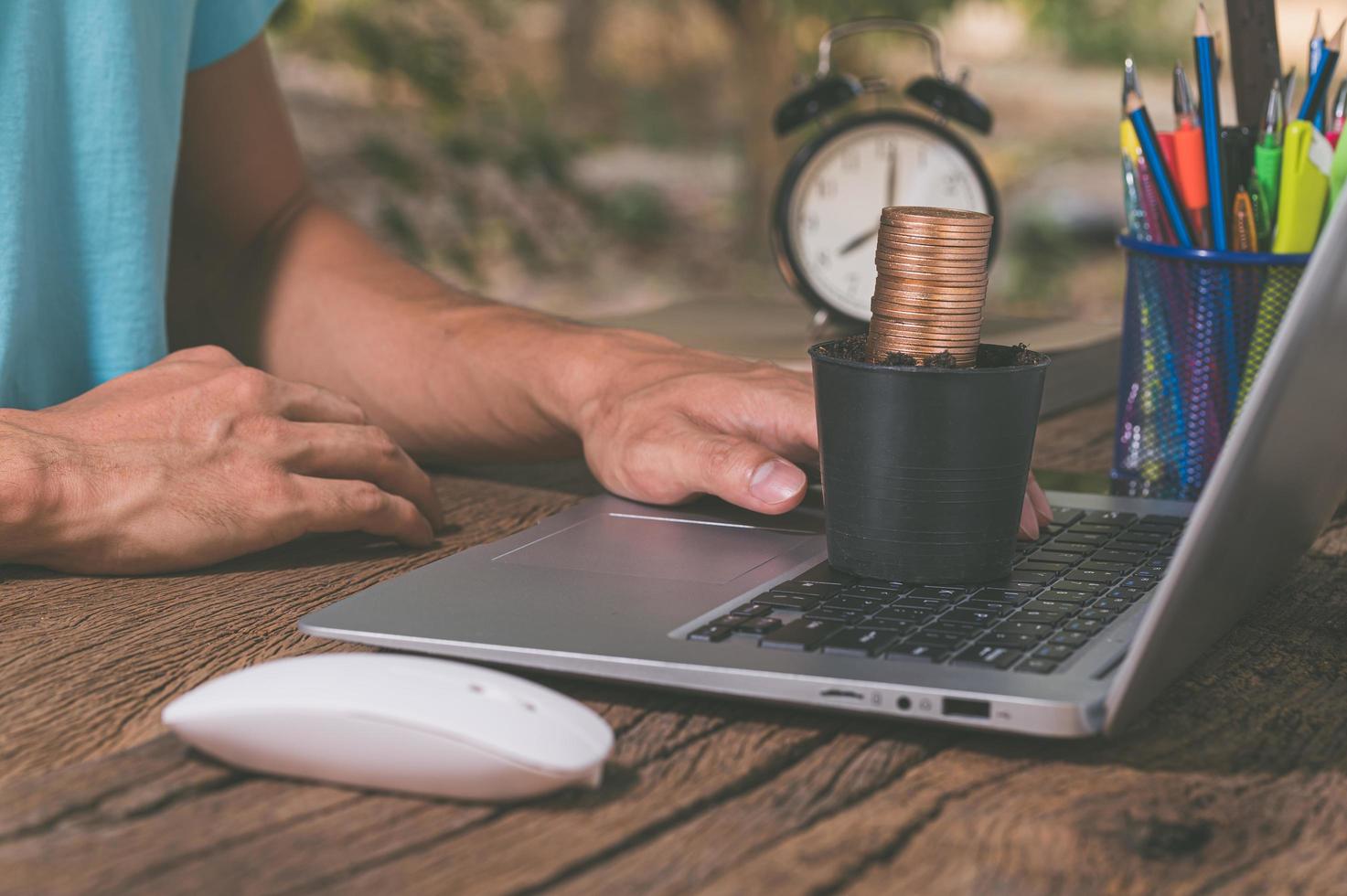 ganhar dinheiro online através de um notebook foto