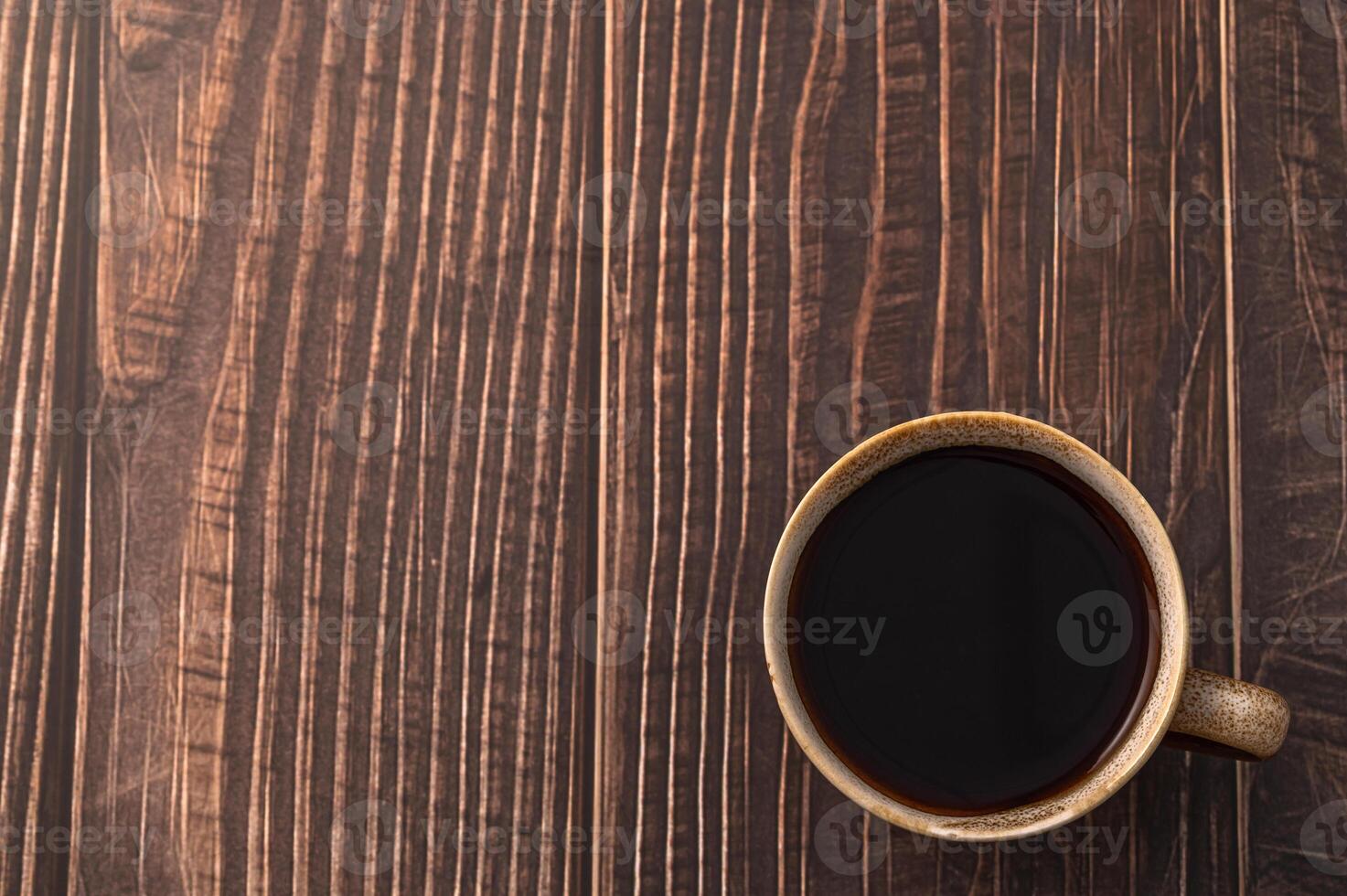 xícara de café em uma mesa de madeira foto