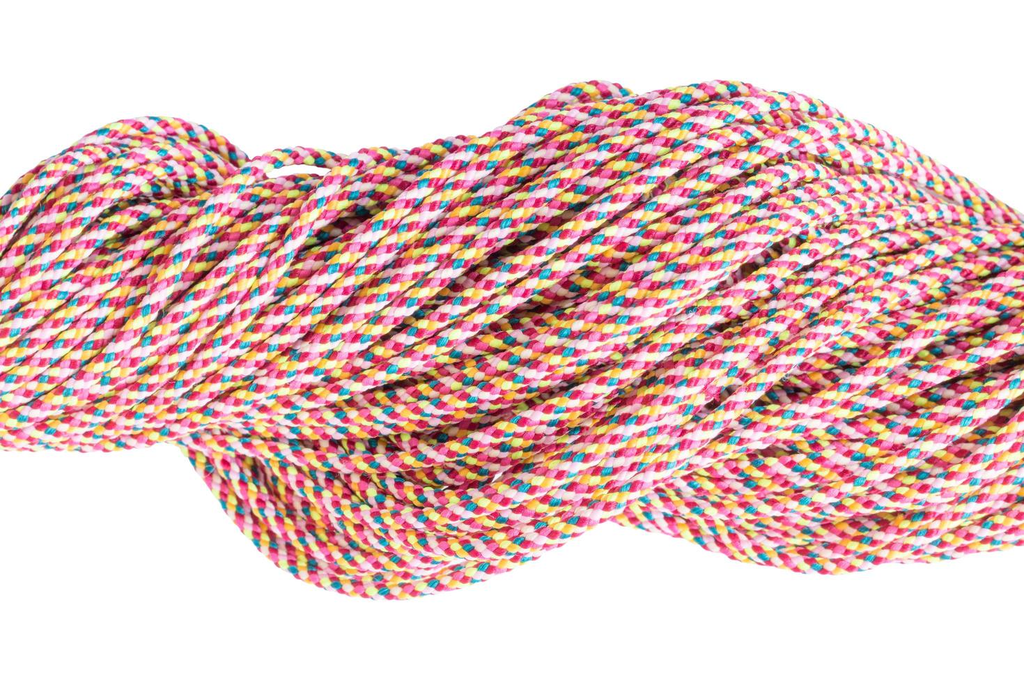 diferentes cordas amarradas isoladas em um fundo branco foto