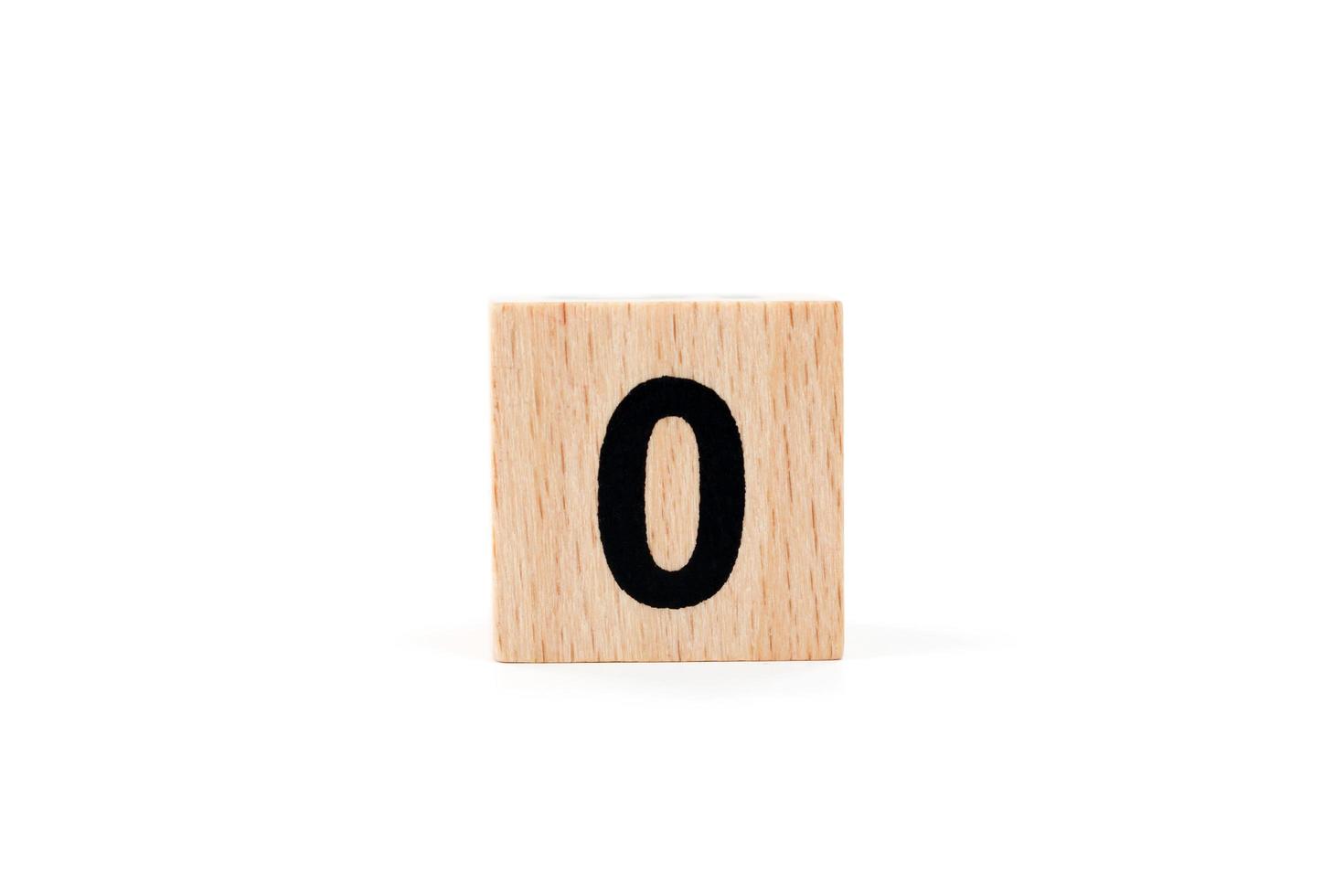 bloco de madeira número zero em um fundo branco foto