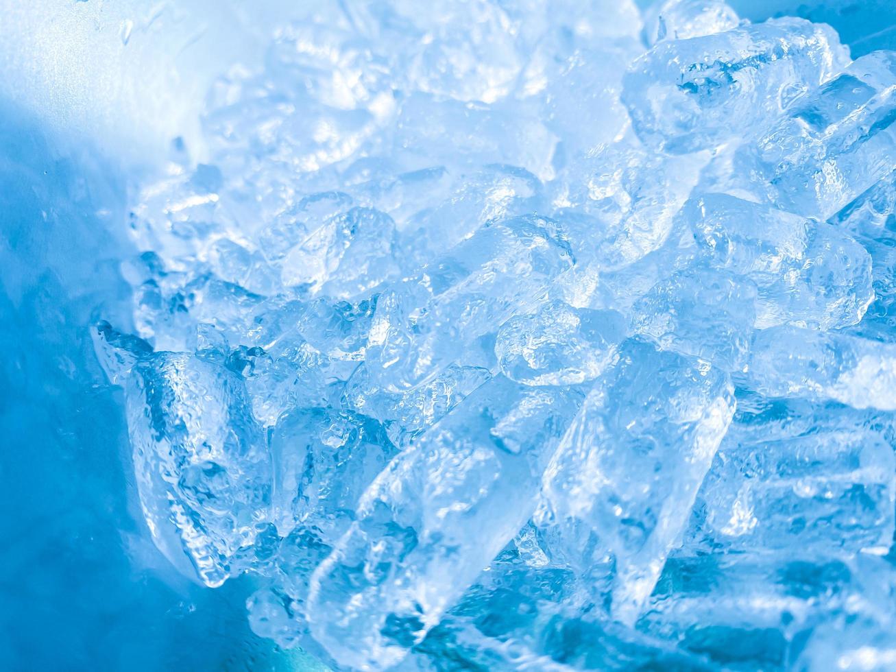 fundo de cubos de gelo, textura de cubo de gelo ou fundo me faz sentir fresco e me sentir bem, no verão, gelo e bebidas geladas nos farão sentir relaxados, feitos para negócios de bebidas ou refrescos. foto