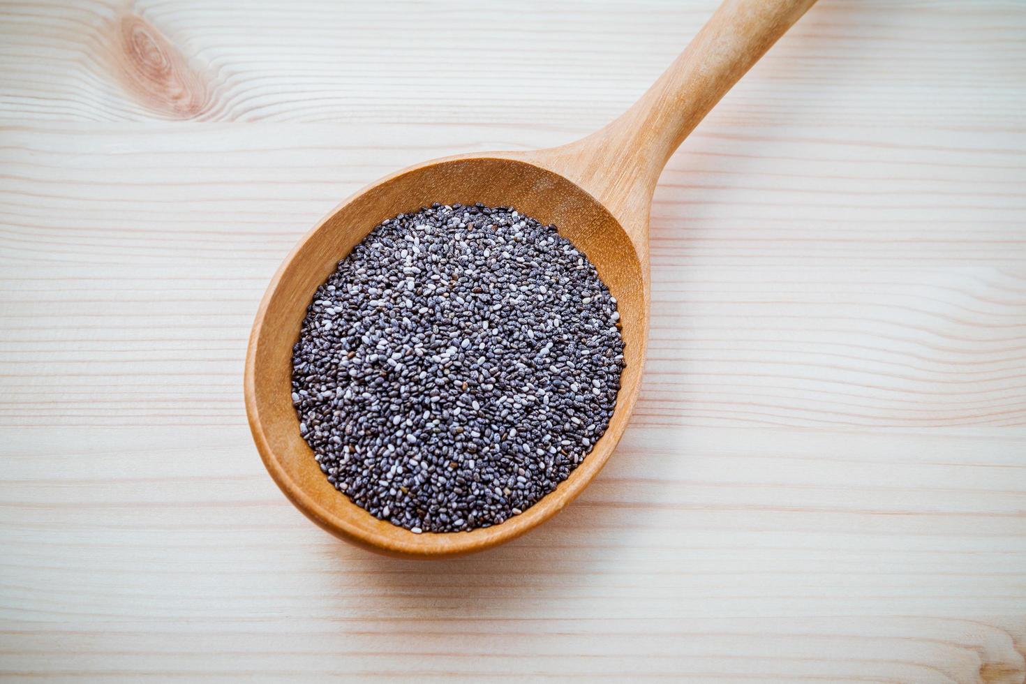 sementes de chia em uma colher na mesa foto