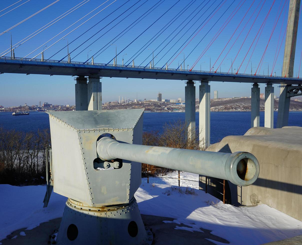 paisagem vista da bateria voroshilov e da ponte russky contra um céu azul claro em vladivostok, rússia foto