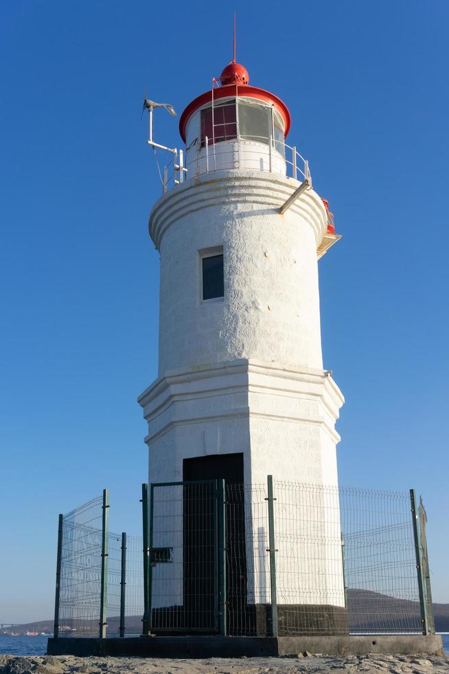 farol de Tokarevsky contra um céu azul claro em Vladivostok, Rússia foto