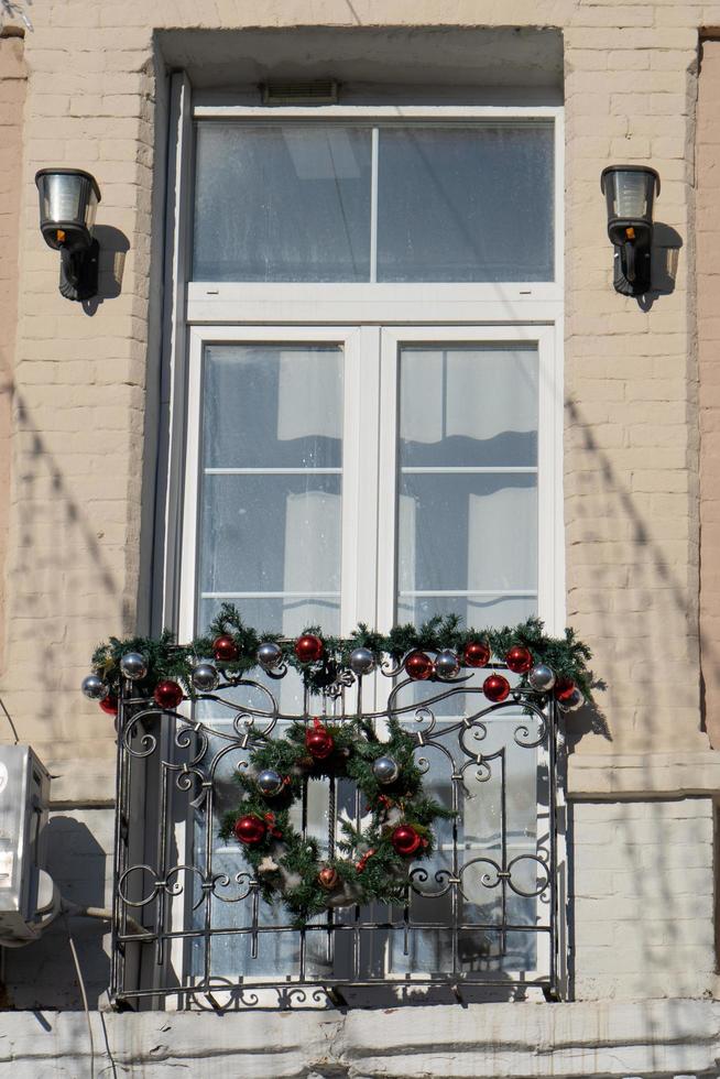 janela da varanda com decorações de natal em vladivostok, rússia foto