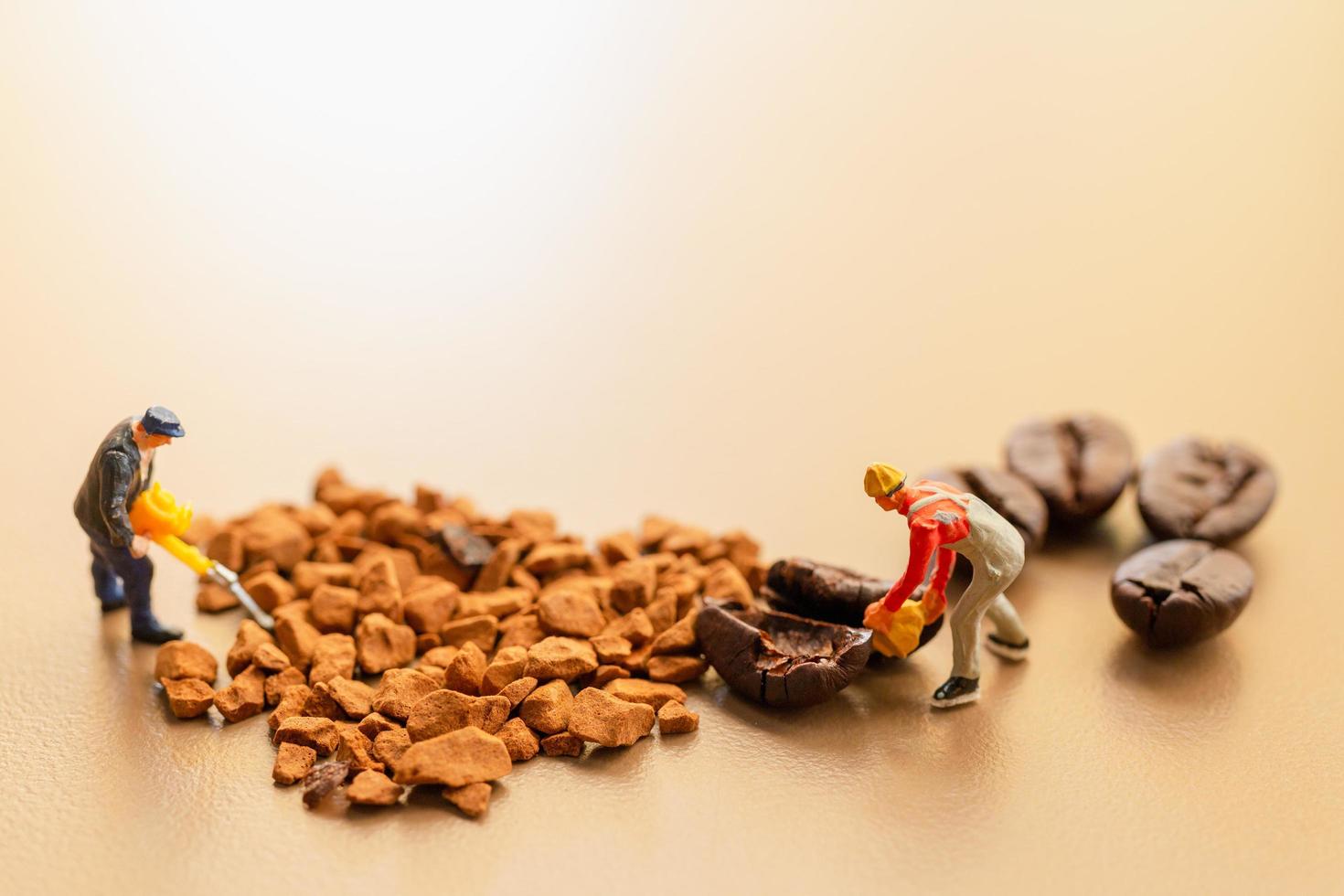 equipes em miniatura trabalhando juntas na mistura de café foto