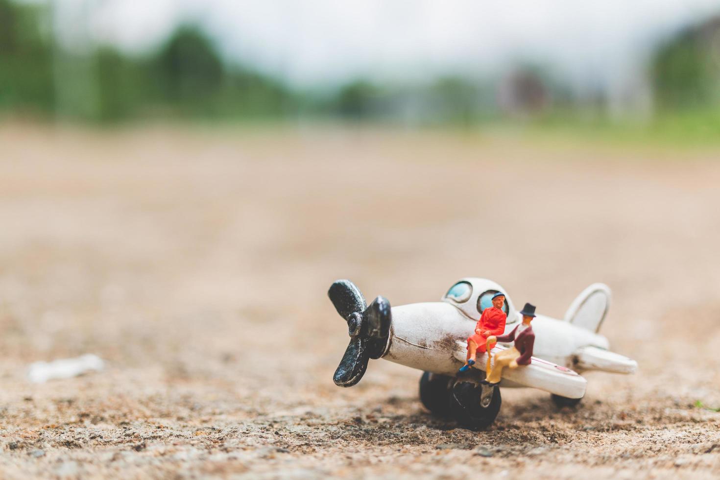 casal em miniatura sentado em um avião, explorando o conceito de mundo foto