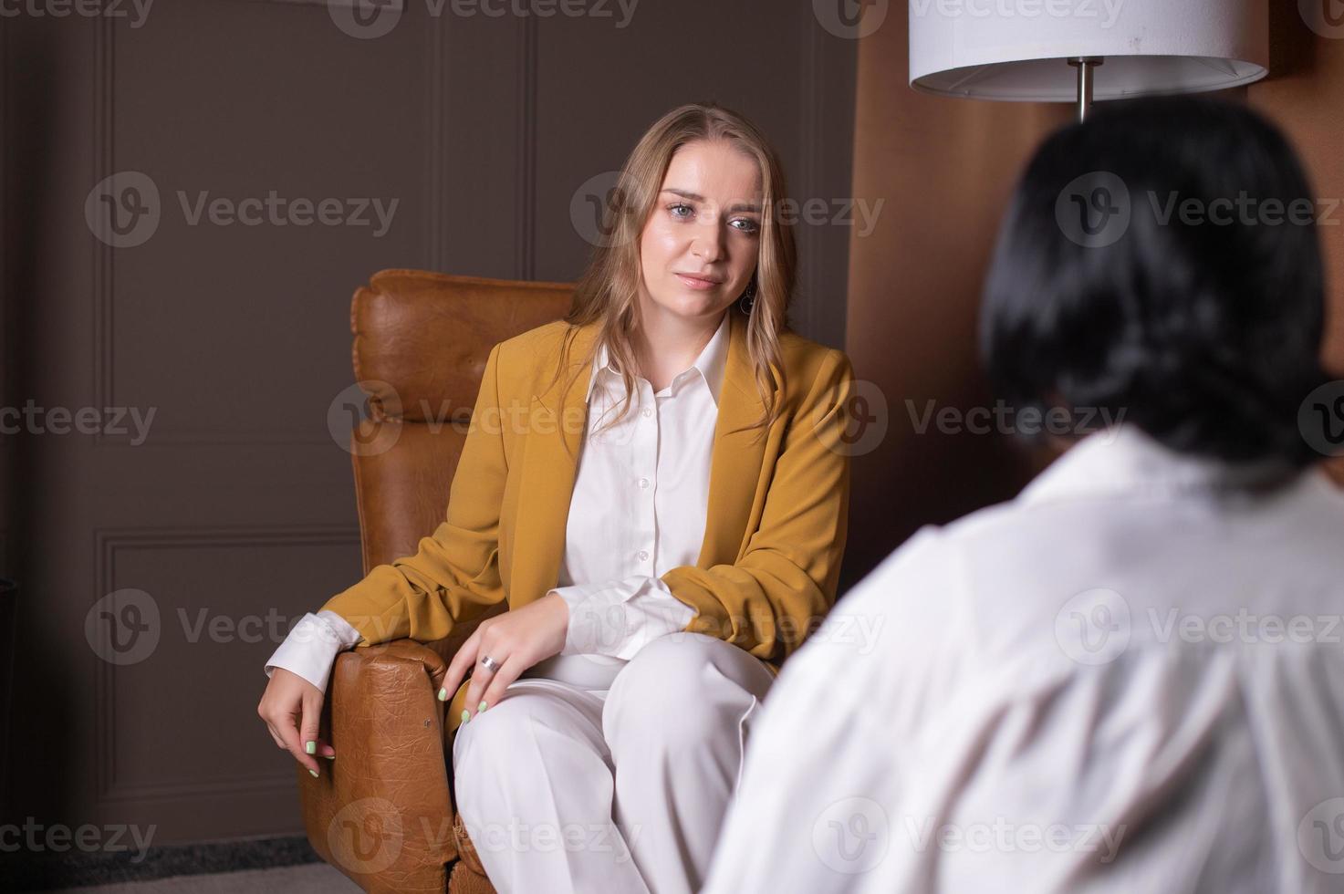 uma agradável mulher psicólogo ajuda para resolver a emocional experiências do a cliente foto