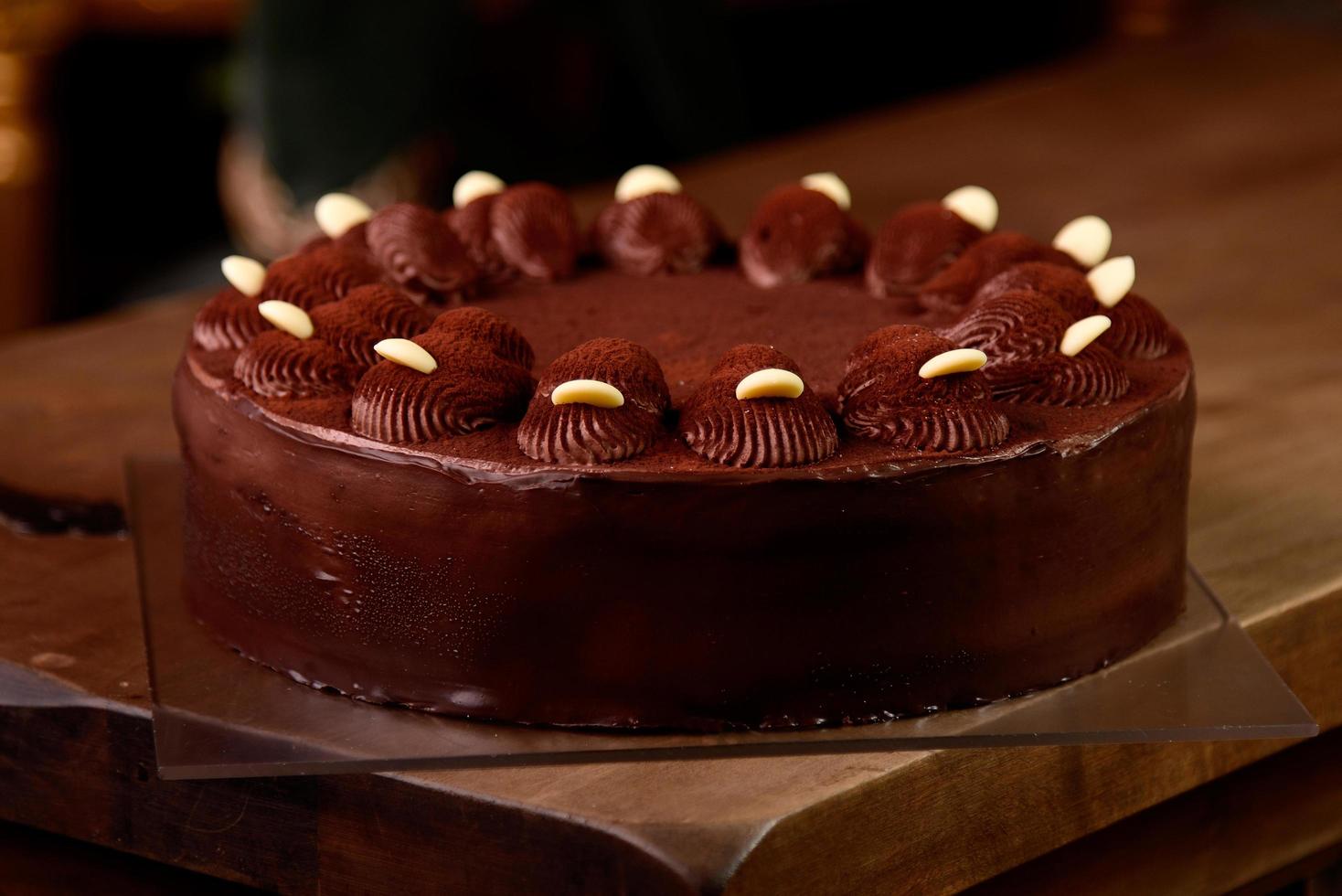 bolo de chocolate na mesa de madeira foto