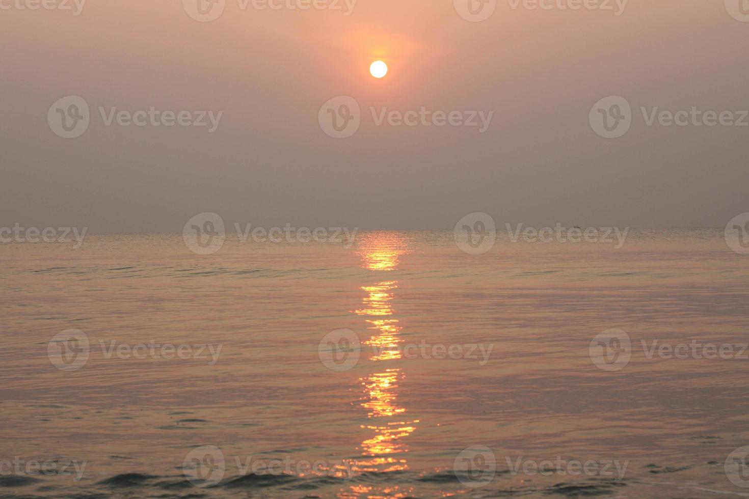 a Sol é ascendente, a Sol é brilhante, a manhã mar às cha-am de praia foto