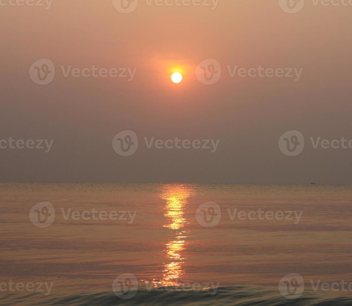 a Sol é ascendente, a Sol é brilhante, a manhã mar às cha-am de praia foto