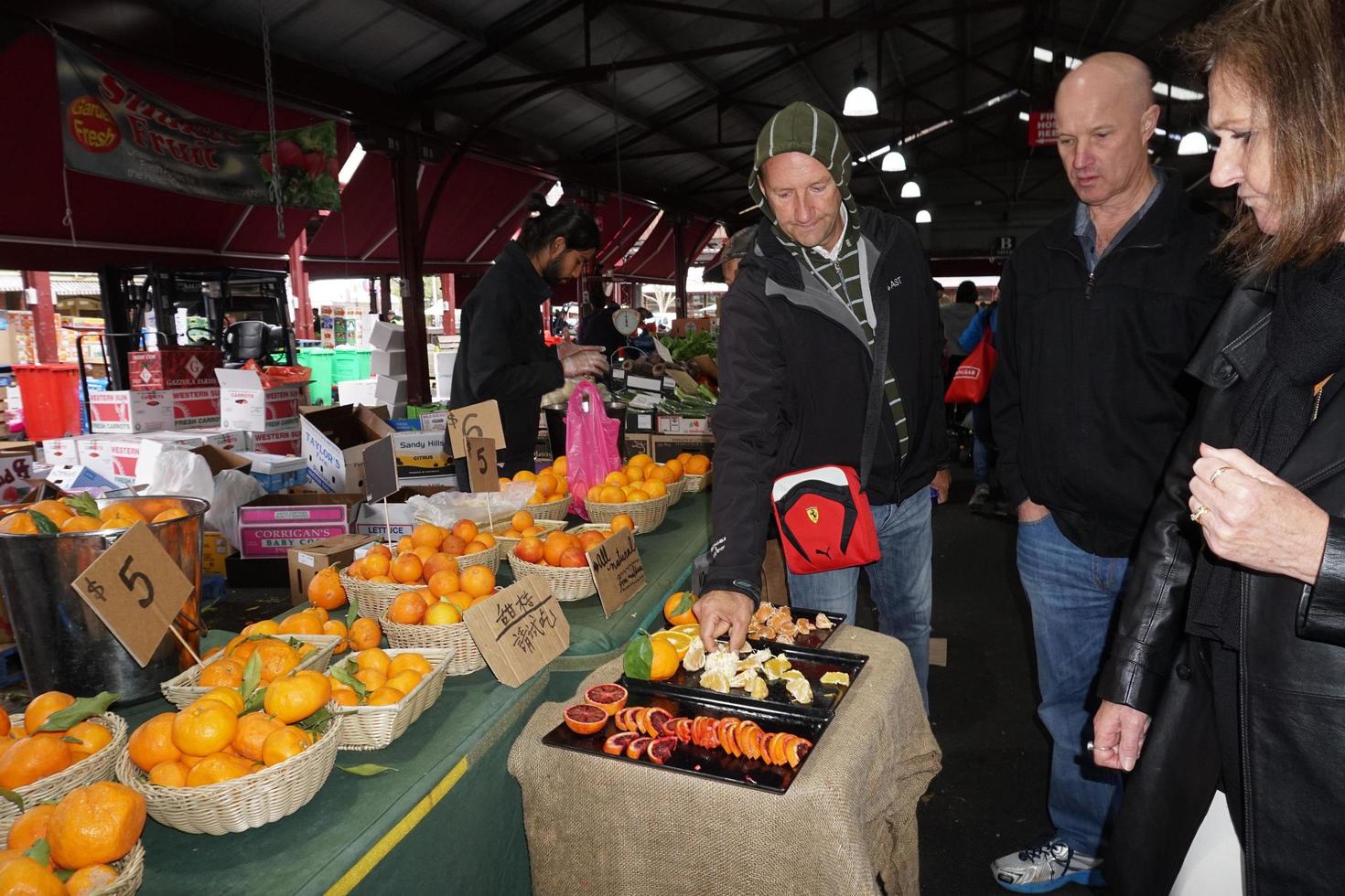 melbourne, austrália - 15 de agosto de 2017 - pessoas comprando no mercado foto