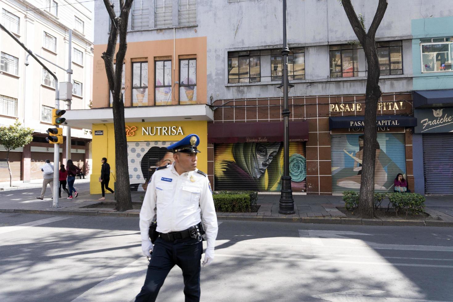 cidade do méxico, méxico - 5 de novembro de 2017 - pessoas no mercado de rua da cidade foto