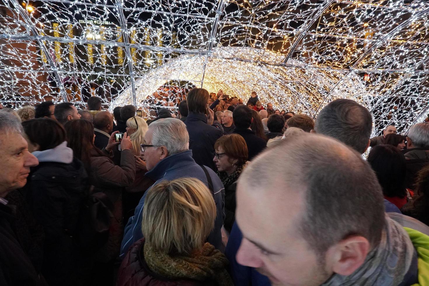 Gênova, Itália - 8 de dezembro de 2018 - celebração de Natal começando com o caminho iluminado de luz mais longo do mundo foto