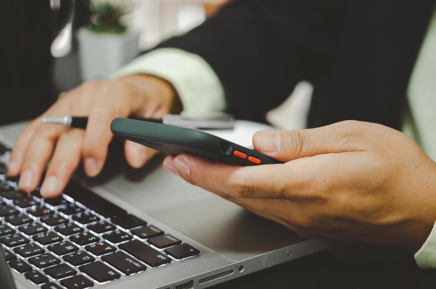 profissional trabalhando em laptop e telefone foto