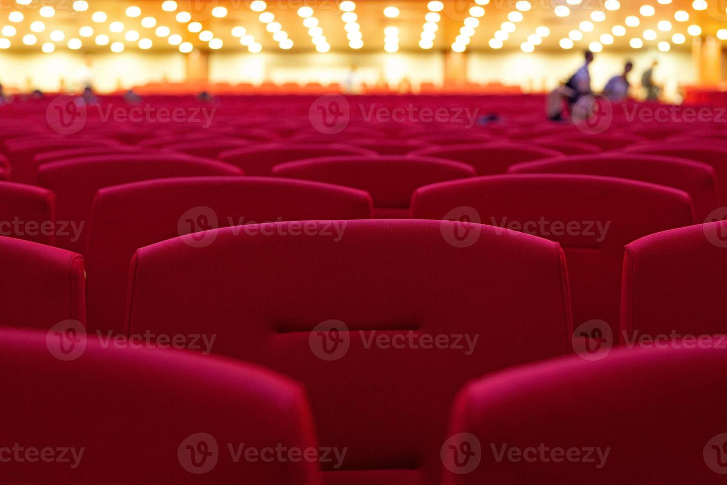 esvaziar assentos dentro uma conferência corredor foto