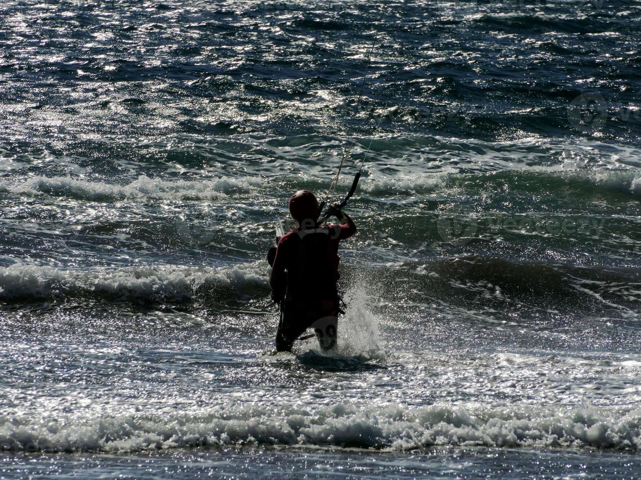 kitesurfer às pôr do sol foto