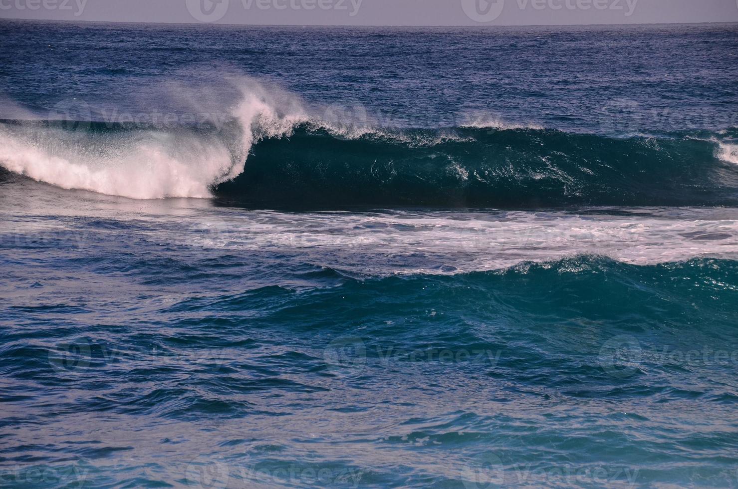 ondas dentro a oceano foto