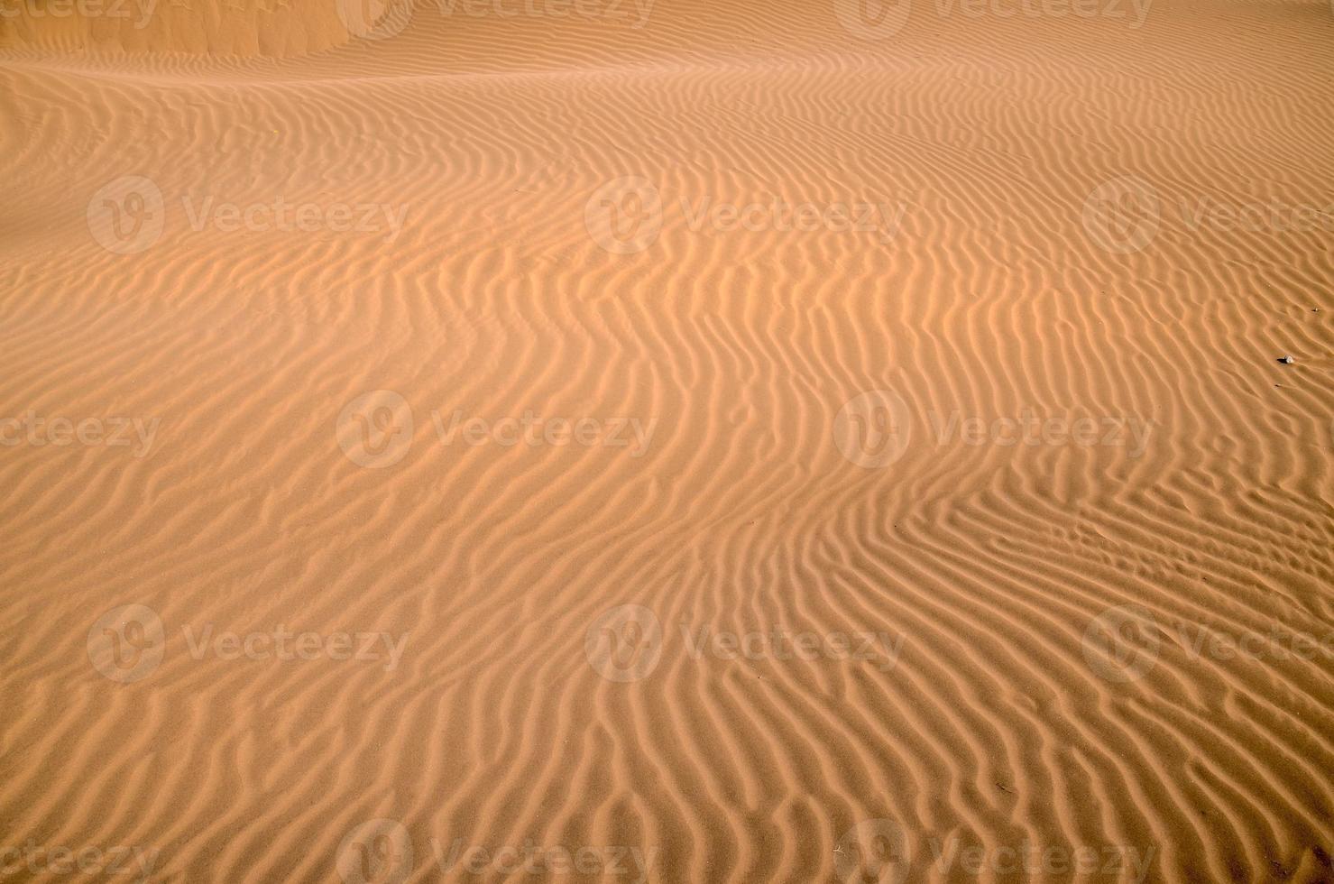 ondas dentro a areia foto