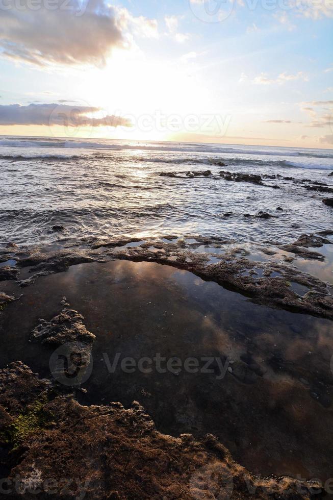 pôr do sol sobre o mar foto