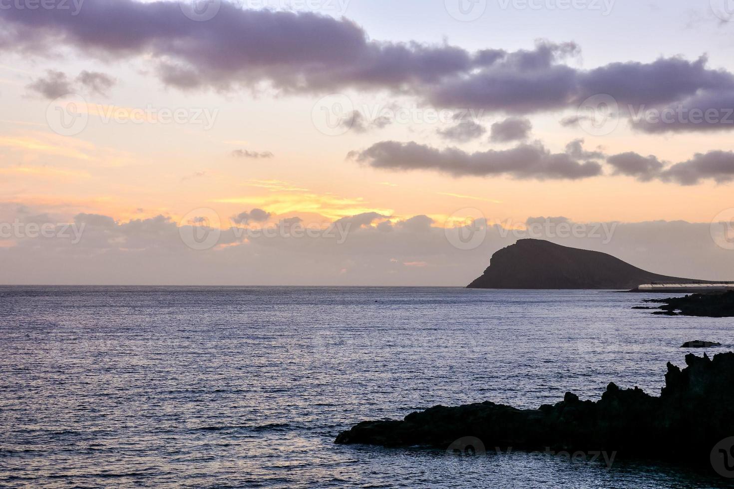 pôr do sol sobre o mar foto