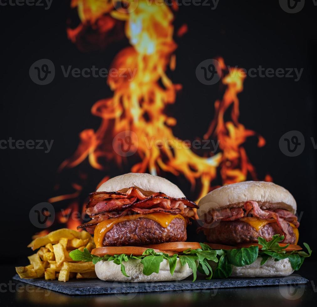 hambúrgueres com batata frita com prato foto