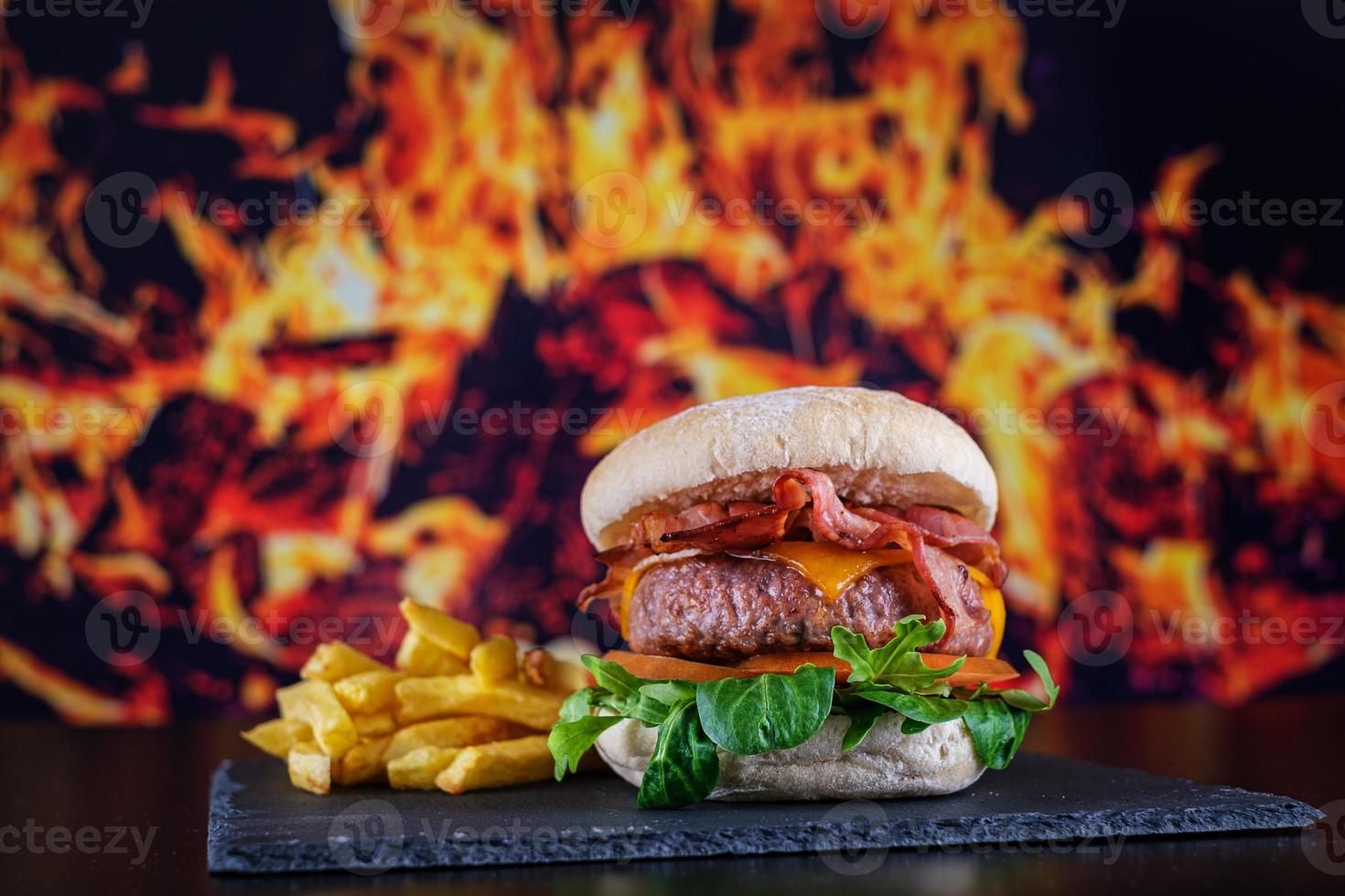 hambúrgueres com batata frita com prato foto