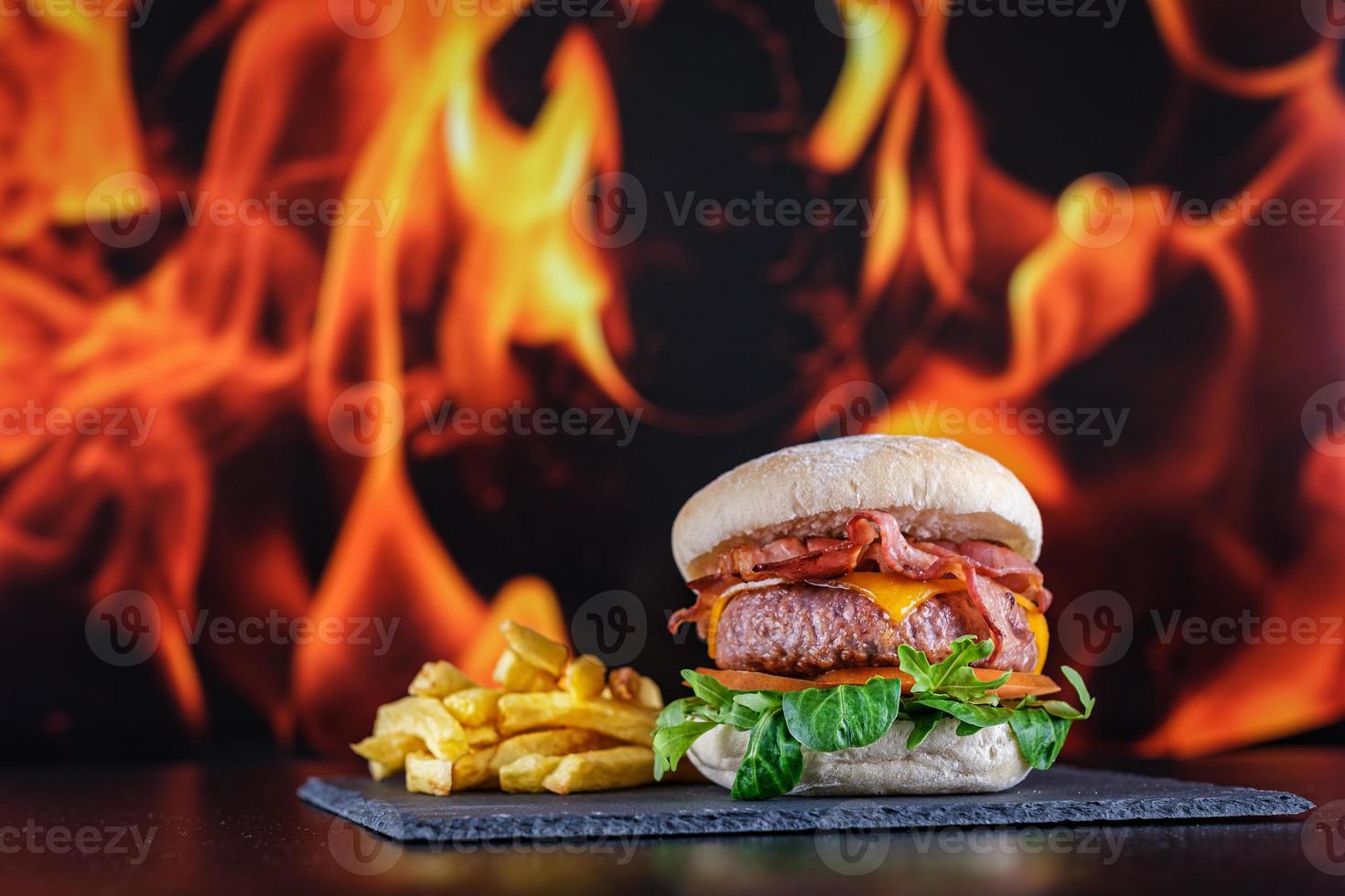 hambúrgueres com batata frita com prato foto