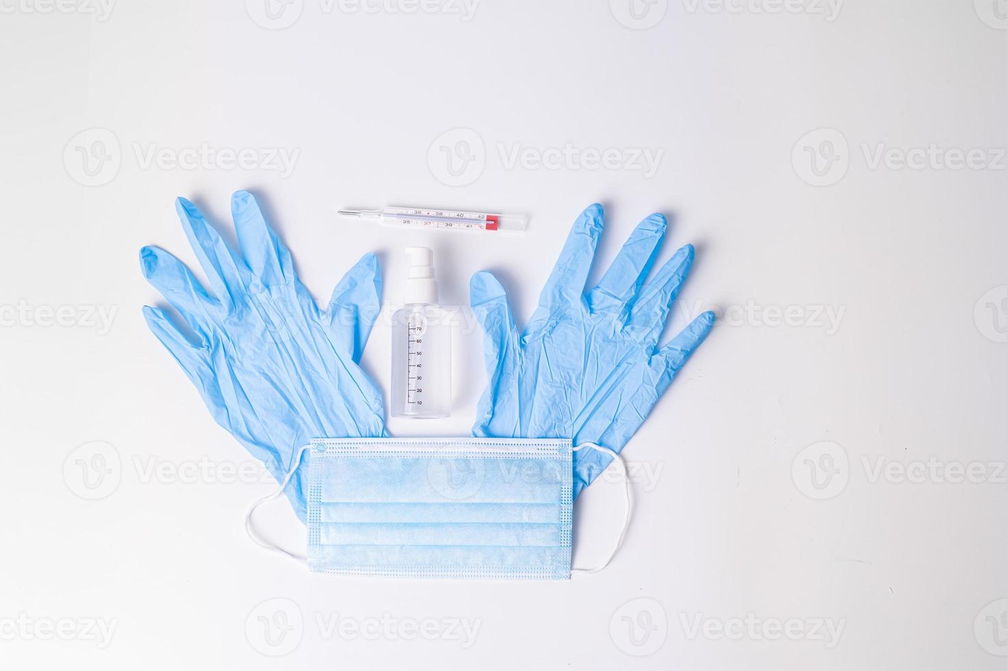 luvas de nitrilo com máscara cirúrgica de gel hidroalcoólico e termômetro foto