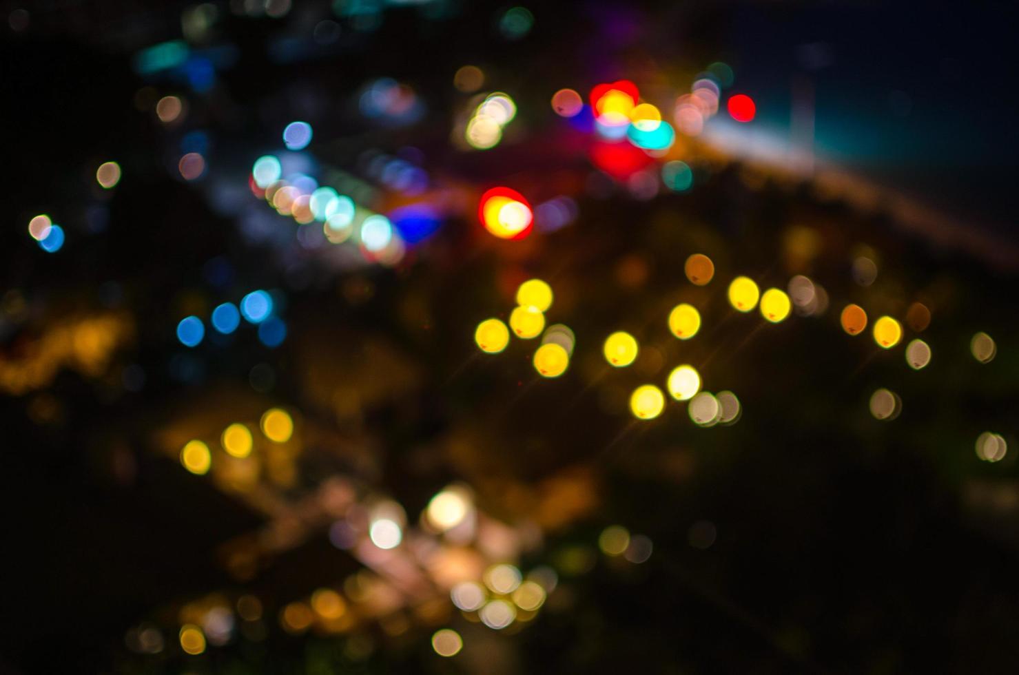 Luzes bokeh em um quarto escuro foto