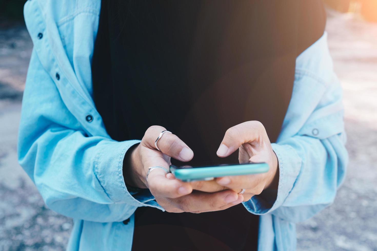 mulher usando smartphone para enviar e receber e-mail foto